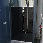 Corporate Team Sleeps 12 Shower4 Отель типа 