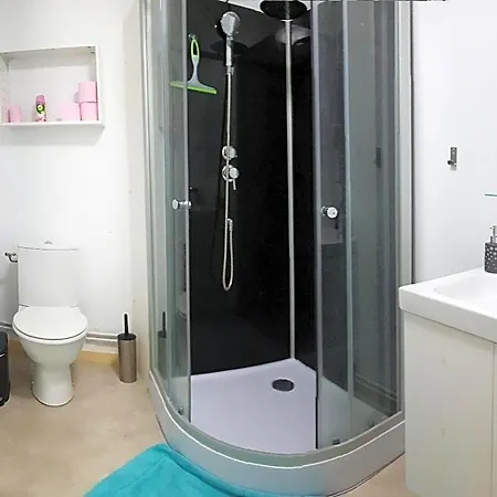 Corporate Team Sleeps 12 Shower4 Frühstückspension