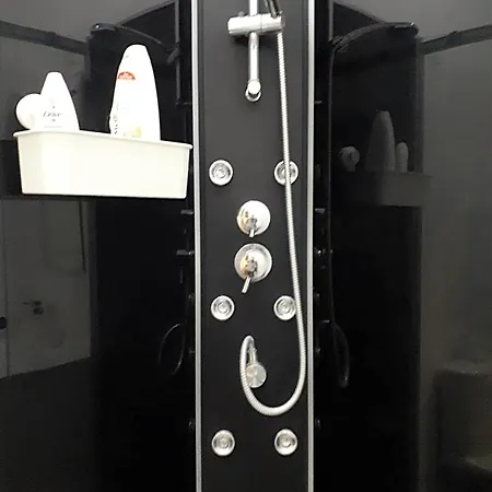Corporate Team Sleeps 12 Shower4 Frühstückspension