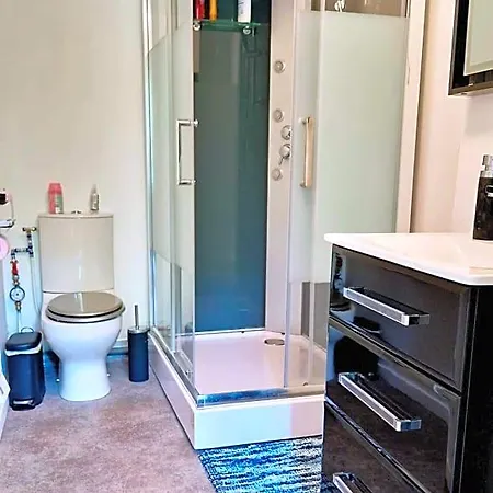 Corporate Team Sleeps 12 Shower4 *