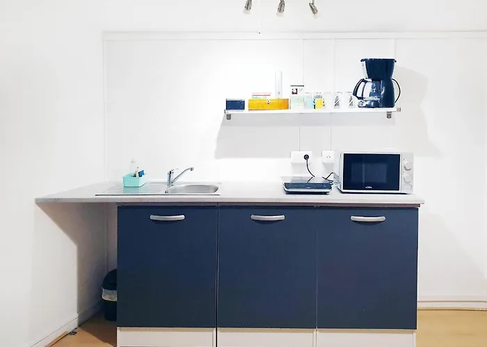 Bed & Breakfast Corporate Team Sleeps 12 Shower4